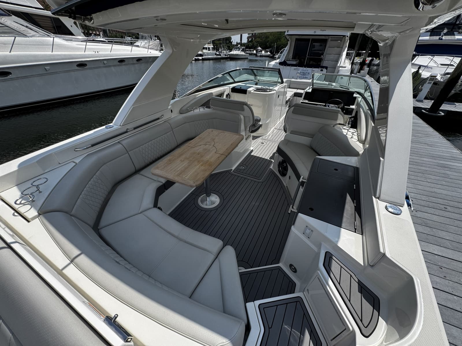 2021 Sea Ray 350 SLX - Photo 9
