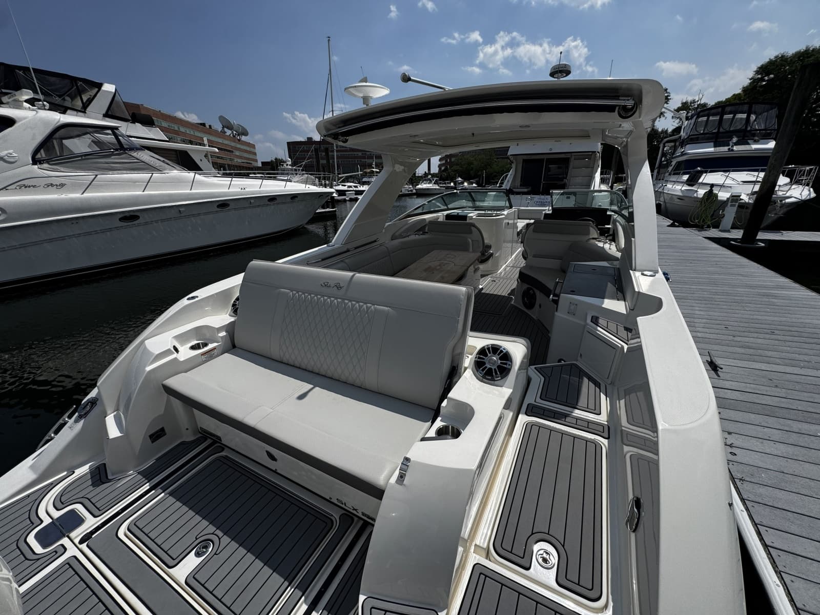 2021 Sea Ray 350 SLX - Photo 8