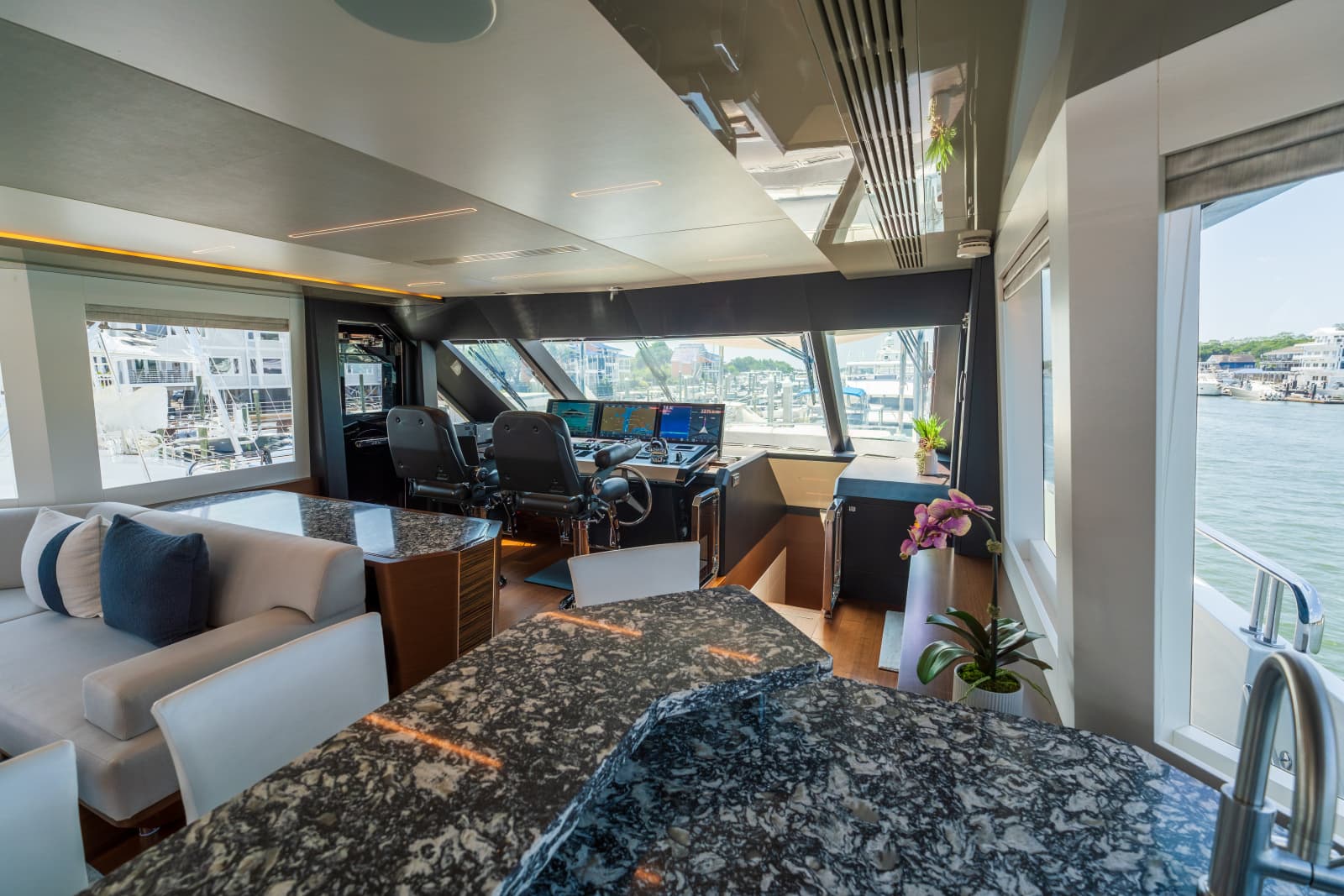 2021 Ocean Alexander 28R - Photo 49