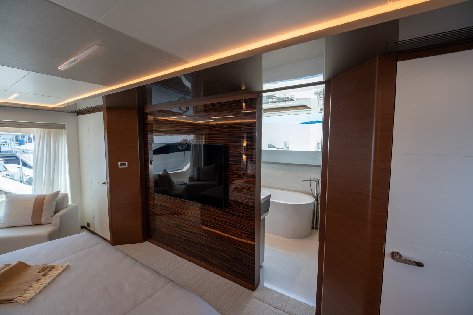 2021 Ocean Alexander 28R - Photo 28