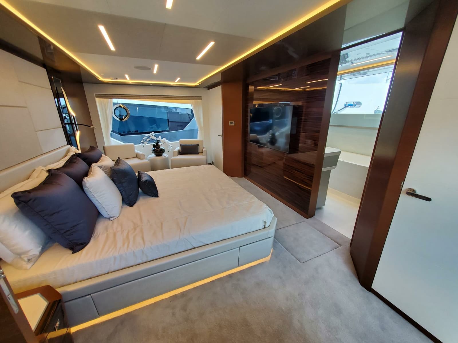 2021 Ocean Alexander 28R - Photo 6