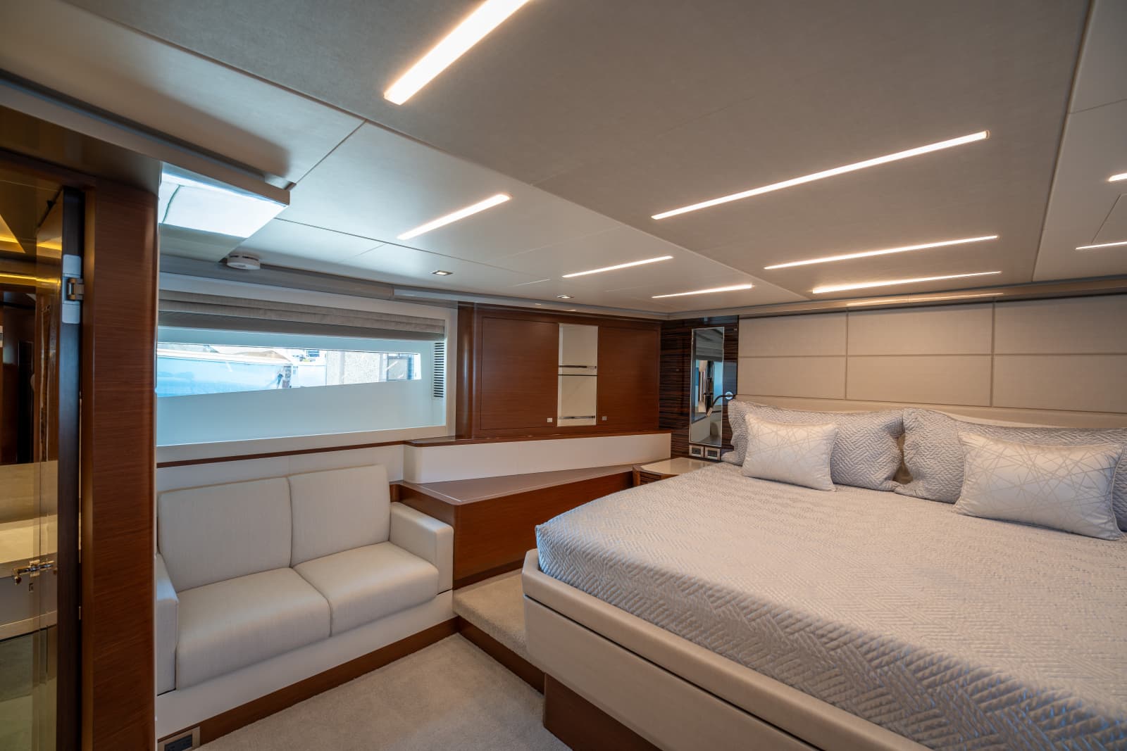 2021 Ocean Alexander 28R - Photo 71