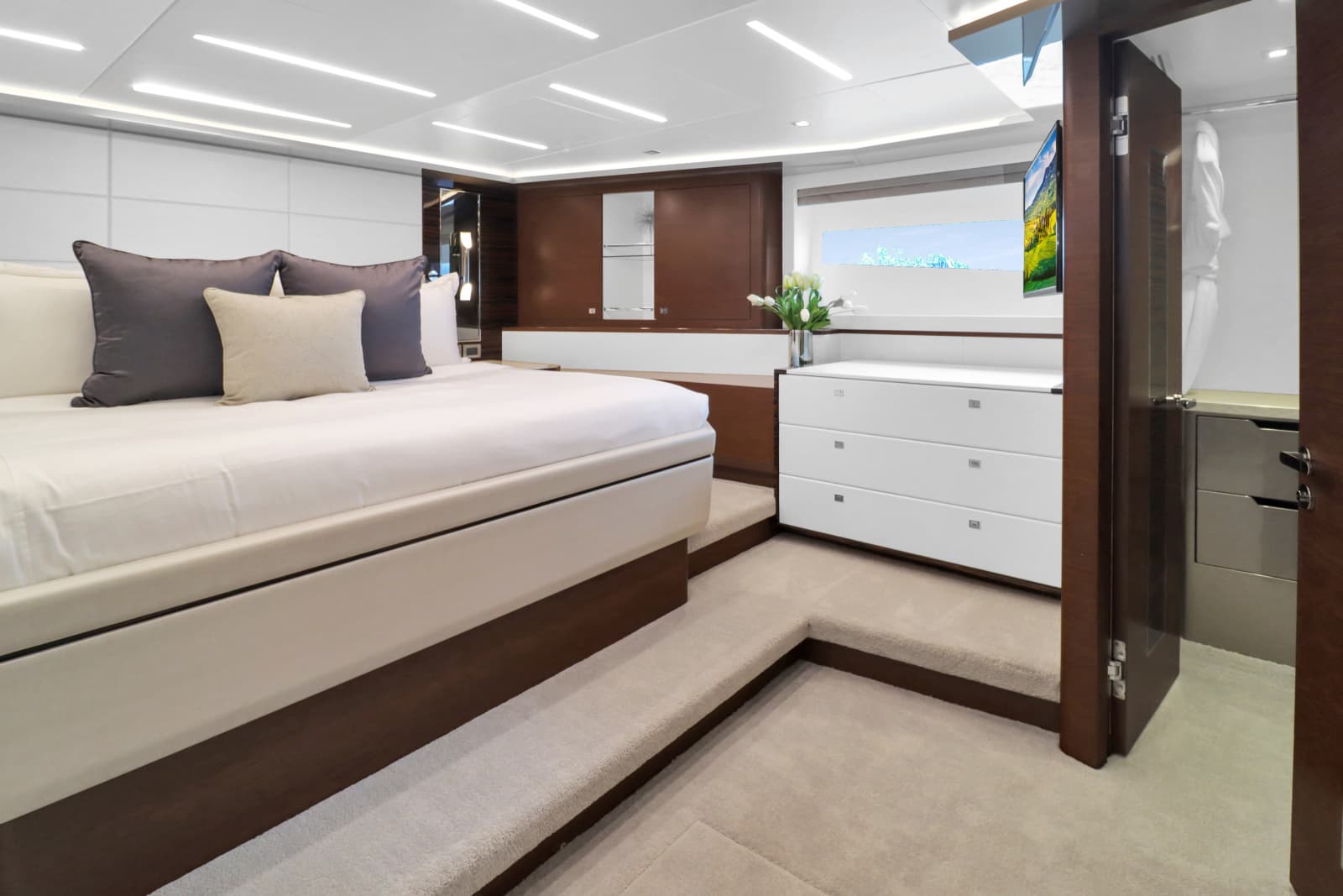 2021 Ocean Alexander 28R - Photo 10