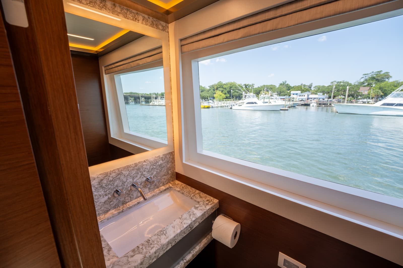 2021 Ocean Alexander 28R - Photo 22