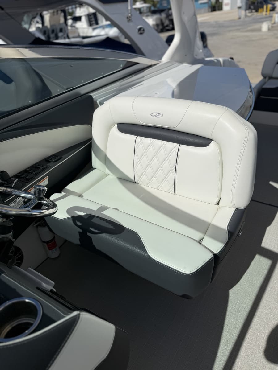 2022 Regal 33OBX - Photo 18