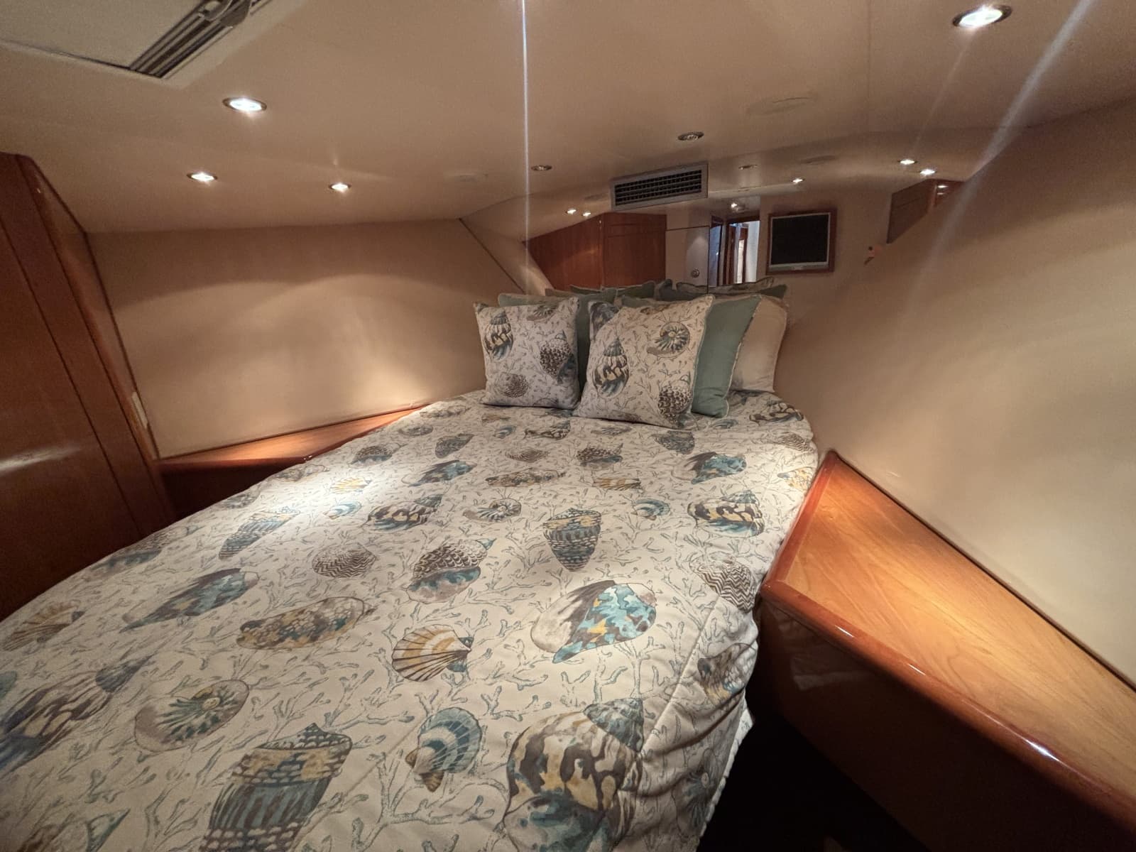 2005 Hatteras Convertible - Photo 3