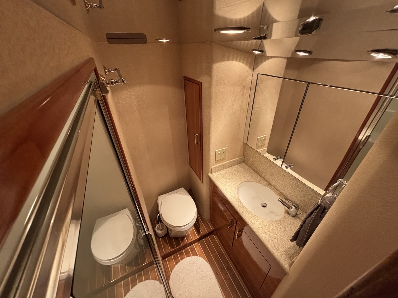 2005 Hatteras Convertible - Photo 23