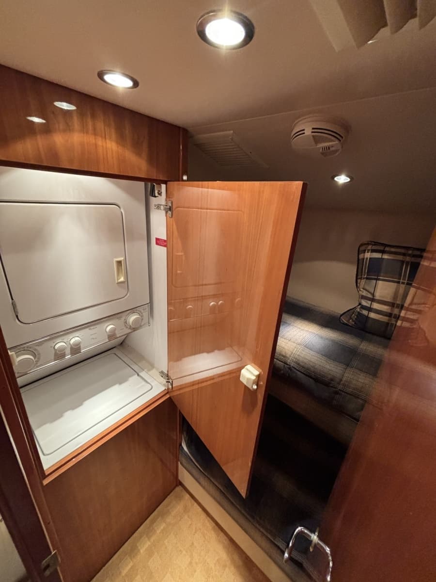 2005 Hatteras Convertible - Photo 22