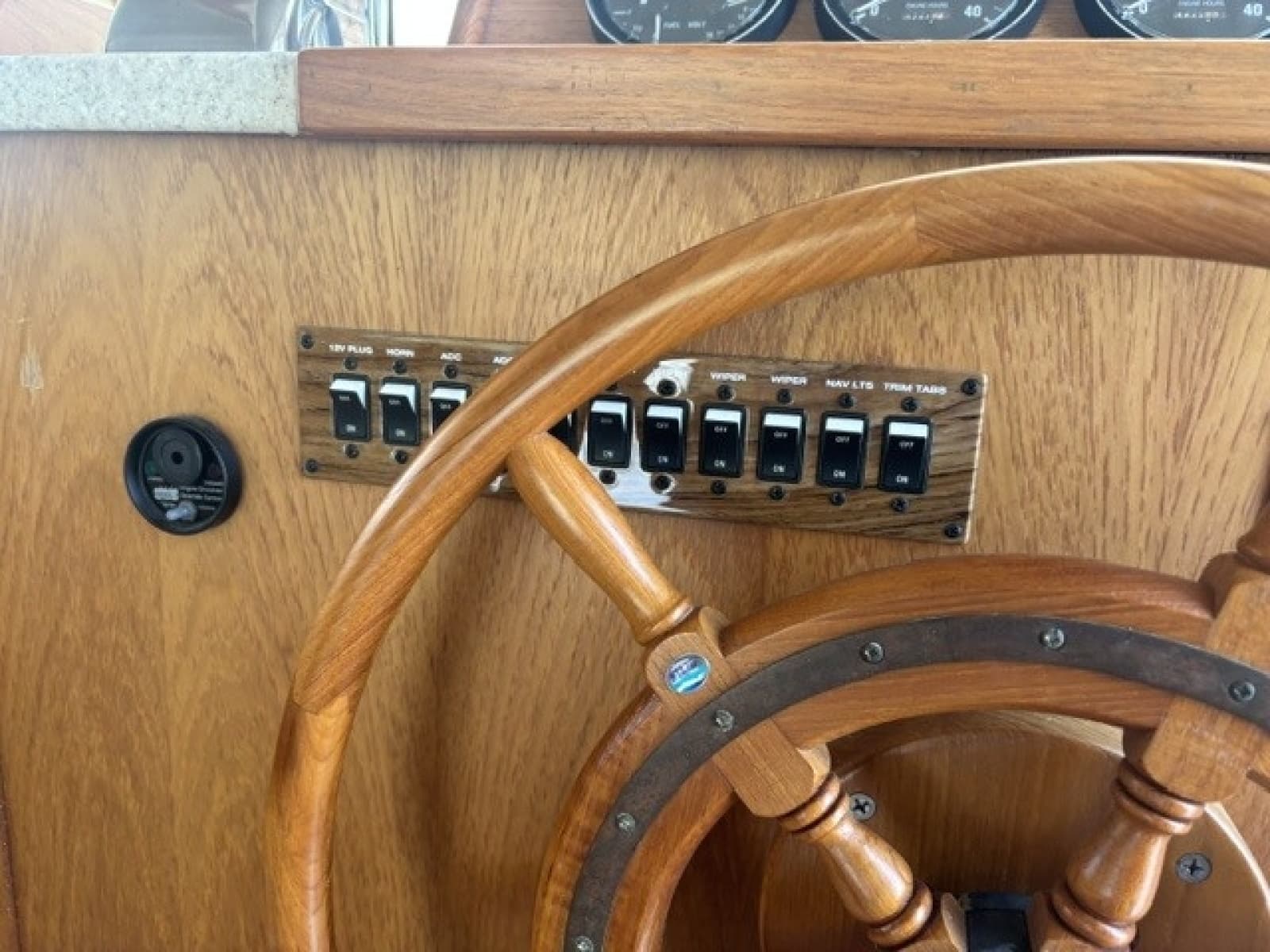 2001 Mainship 390 - Photo 23