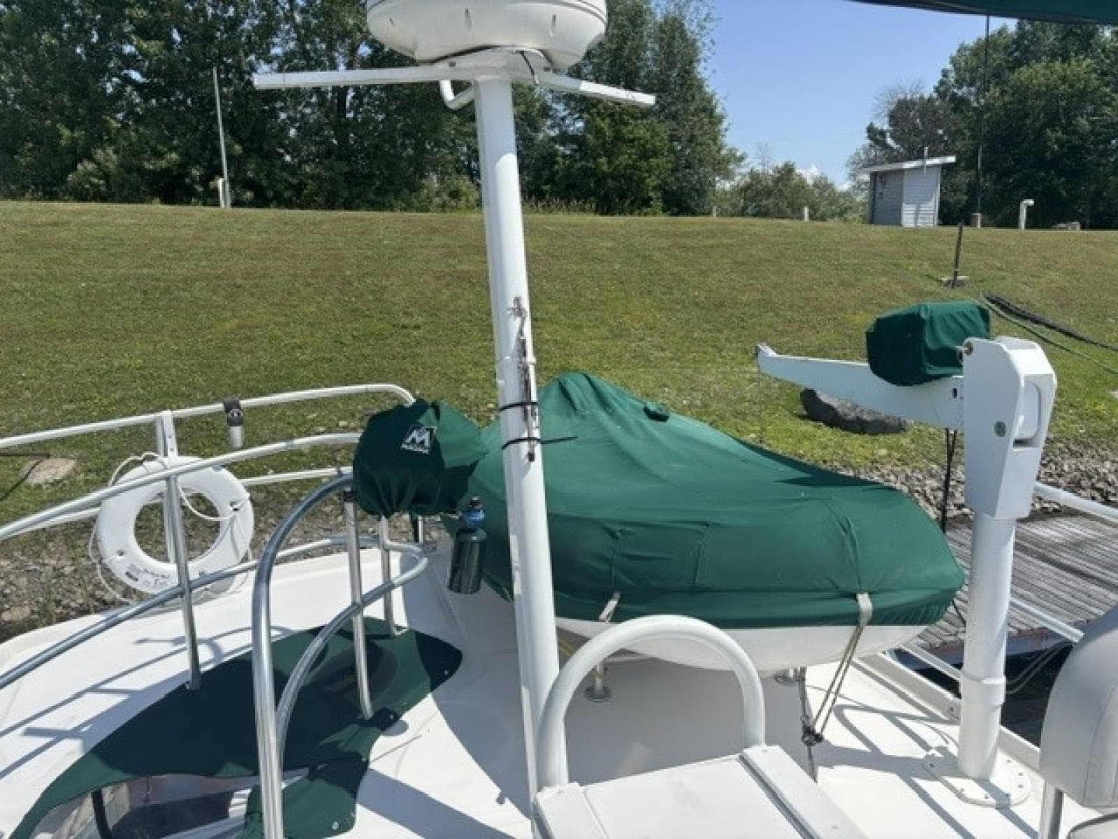 2001 Mainship 390 - Photo 13