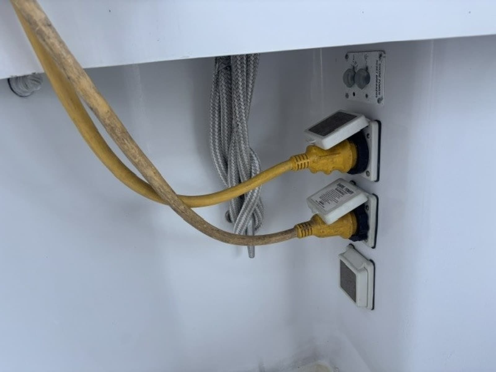 2001 Mainship 390 - Photo 73
