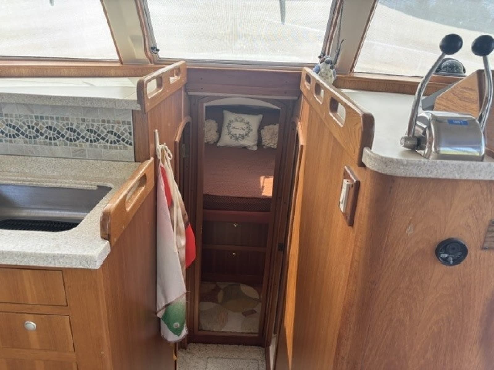 2001 Mainship 390 - Photo 27