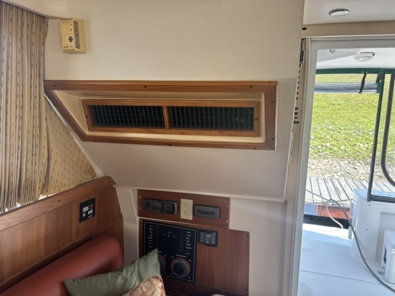2001 Mainship 390 - Photo 31