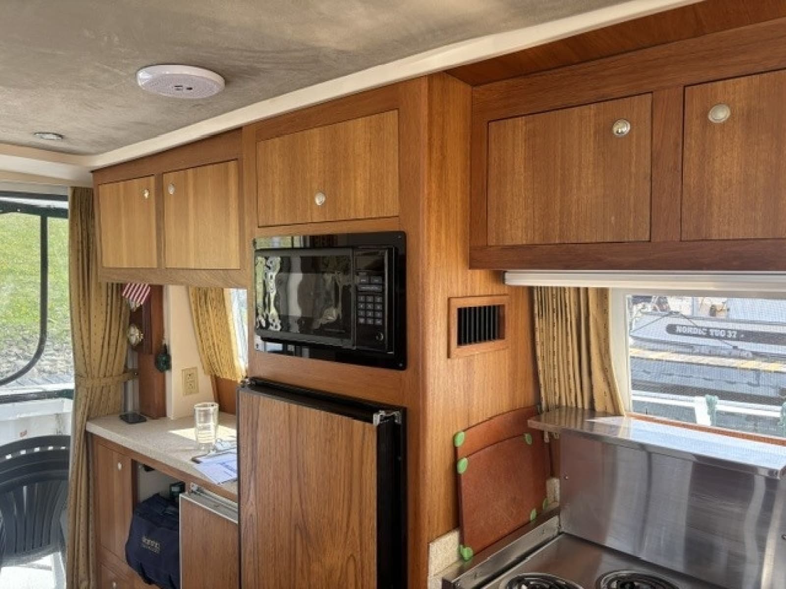 2001 Mainship 390 - Photo 30