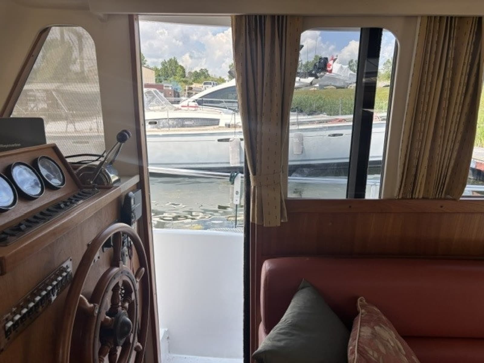 2001 Mainship 390 - Photo 20
