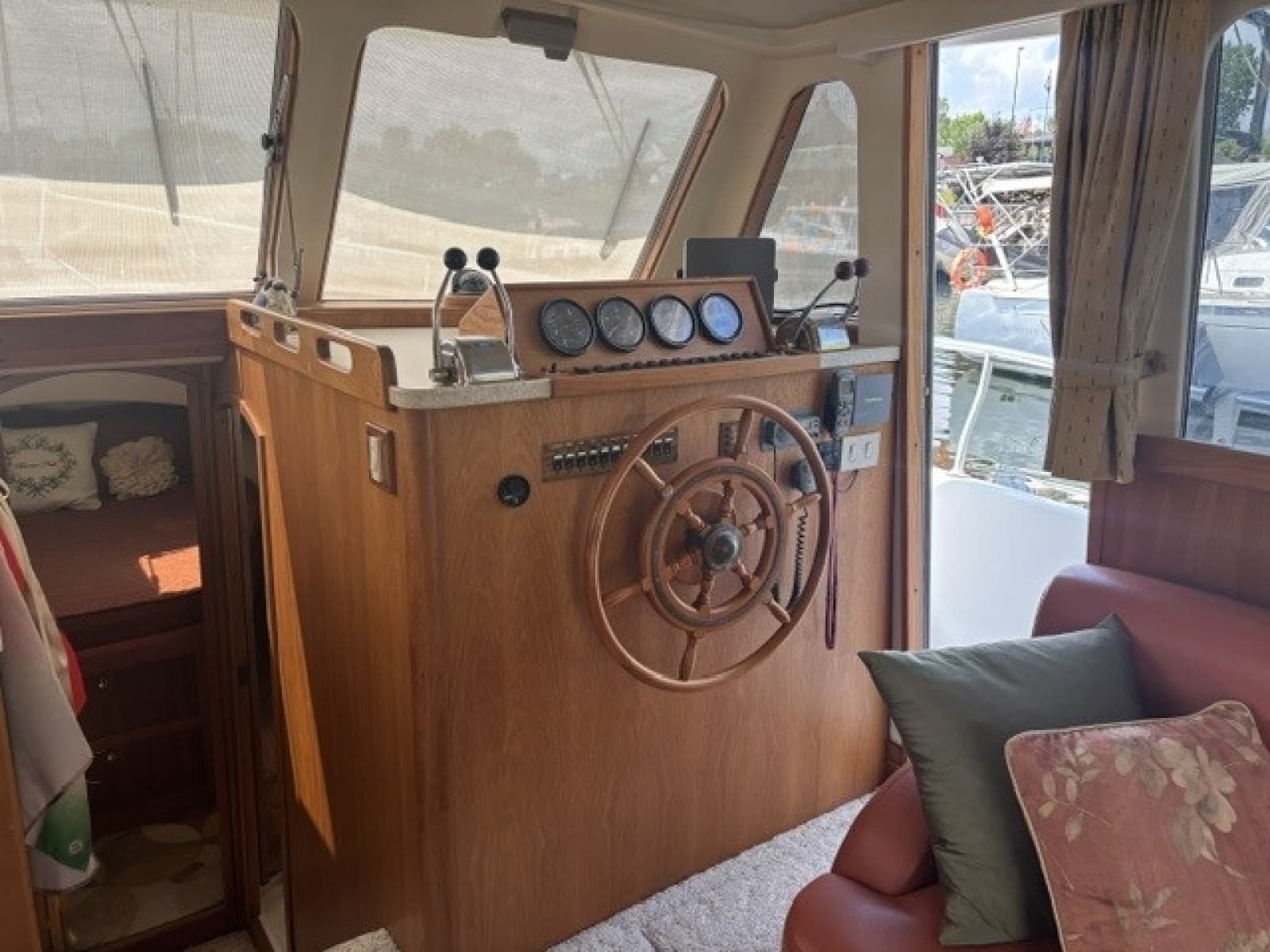 2001 Mainship 390 - Photo 19