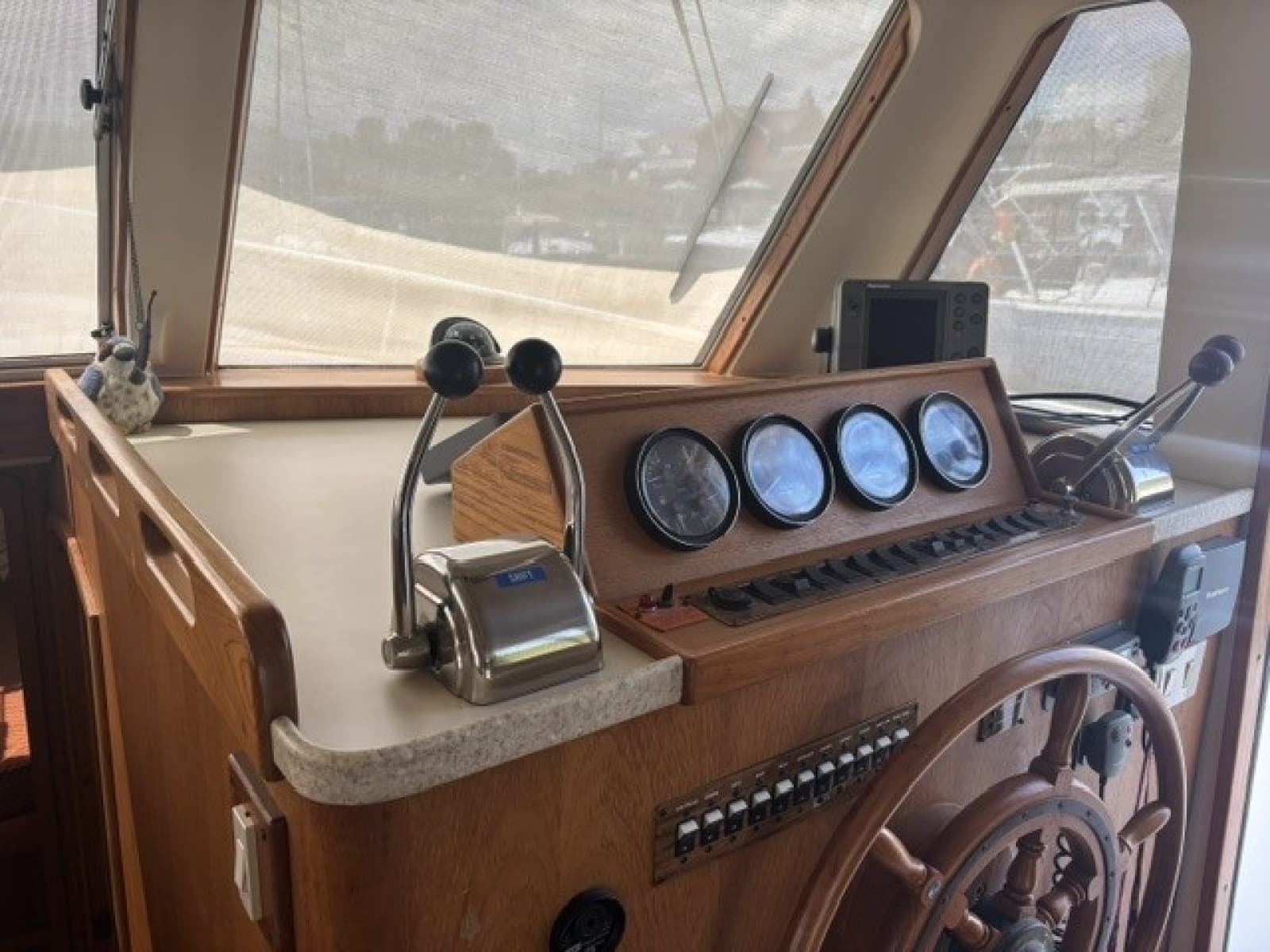 2001 Mainship 390 - Photo 26