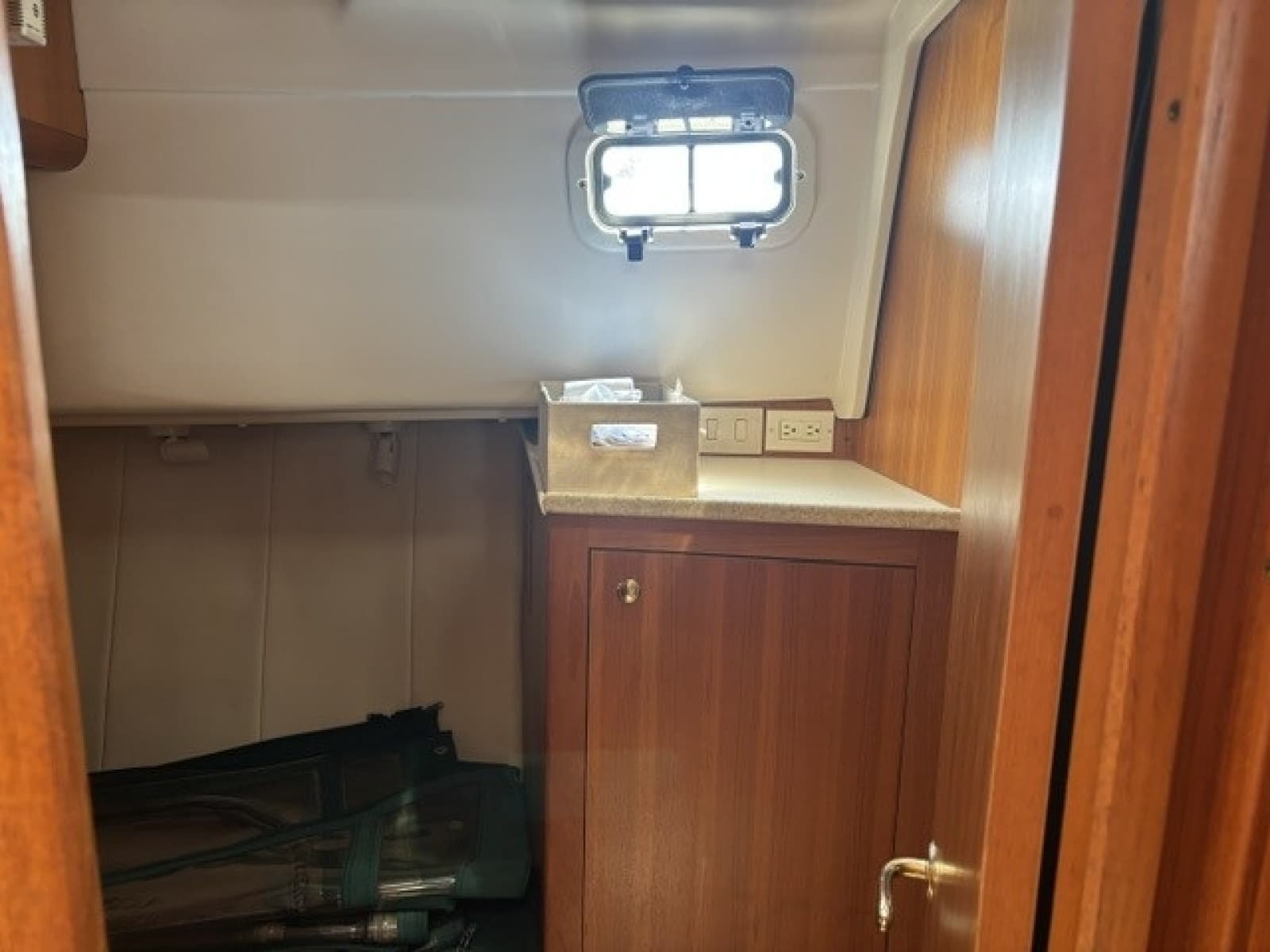 2001 Mainship 390 - Photo 41