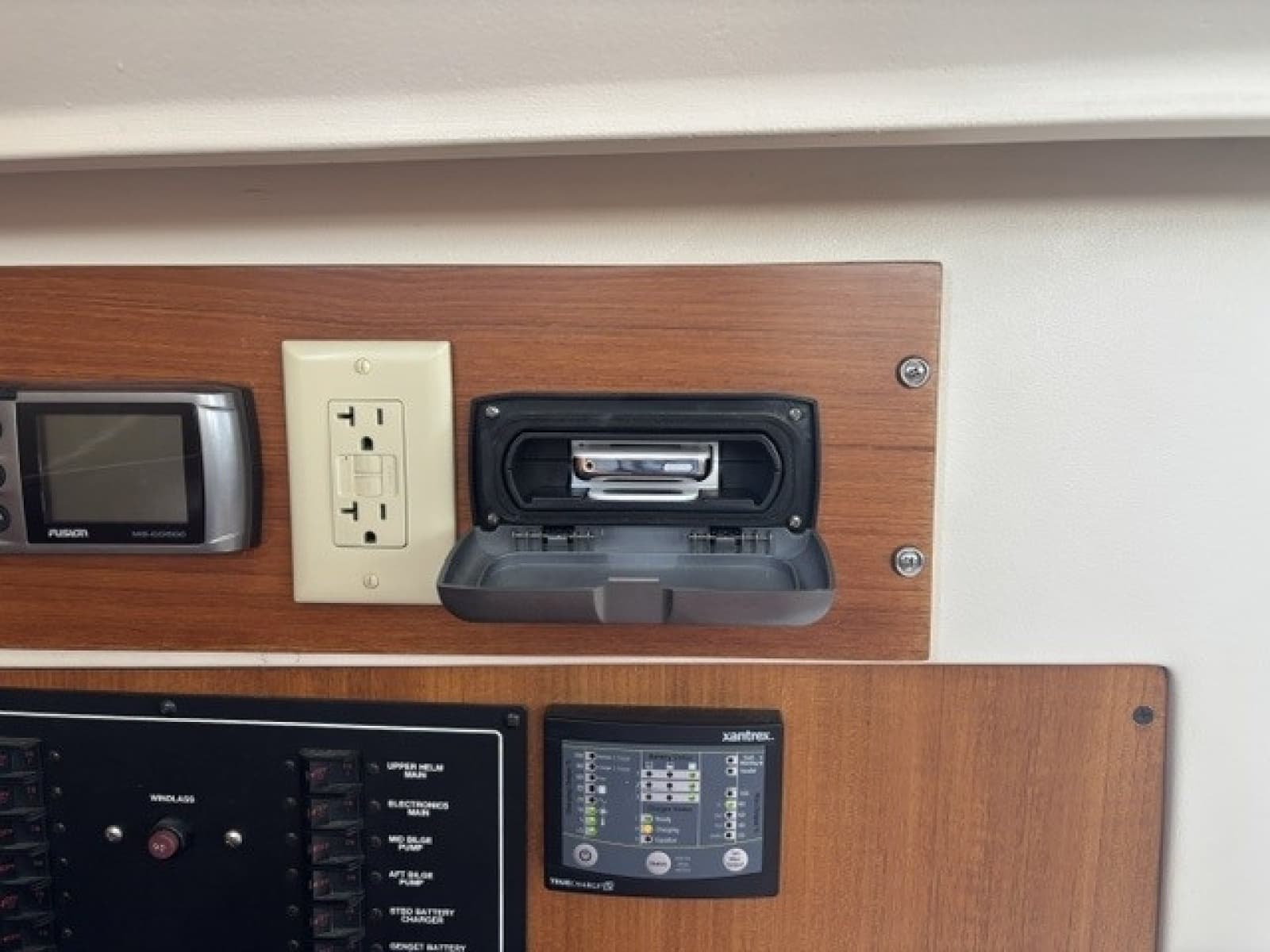 2001 Mainship 390 - Photo 56