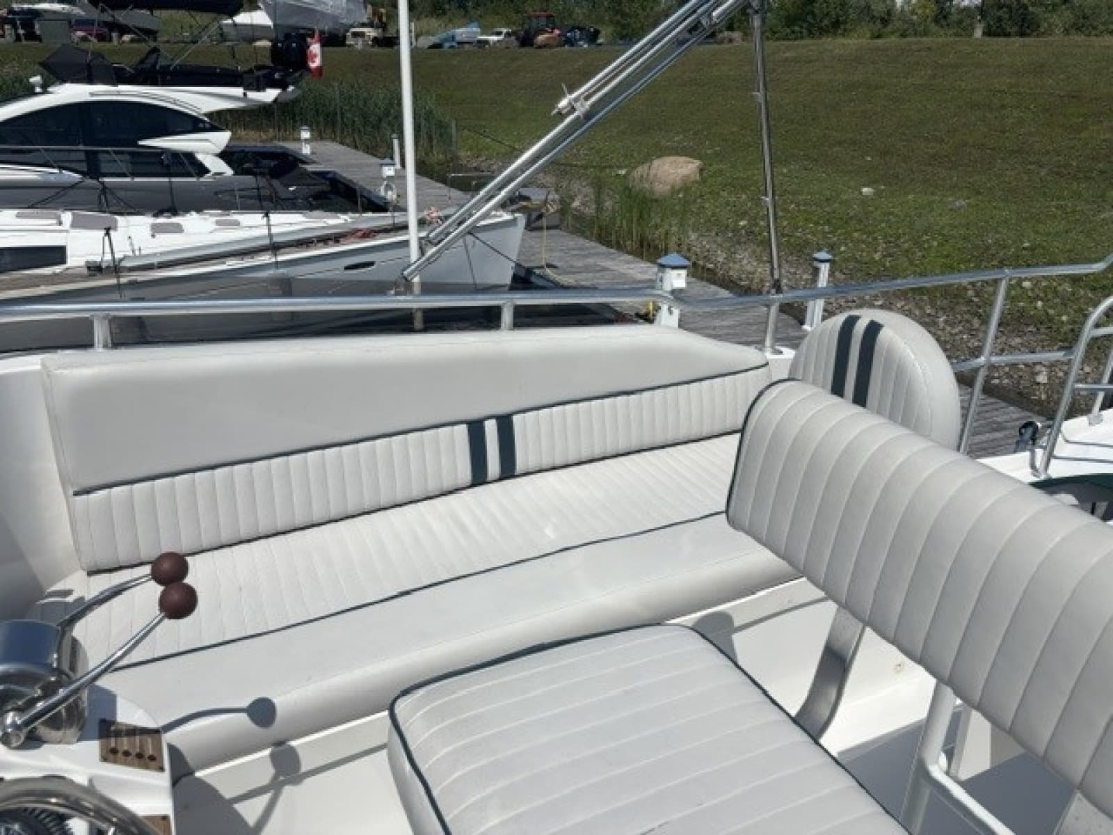 2001 Mainship 390 - Photo 11