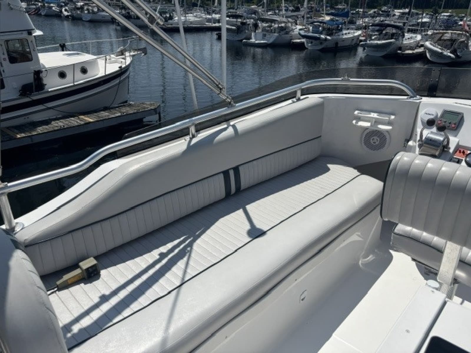 2001 Mainship 390 - Photo 12