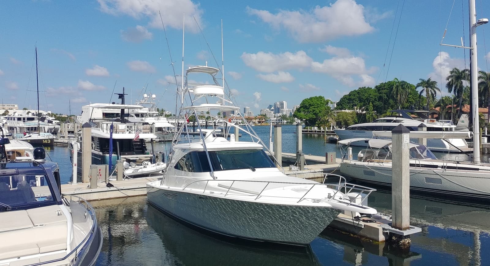 2020 Viking 44 Sport Coupe - Photo 2