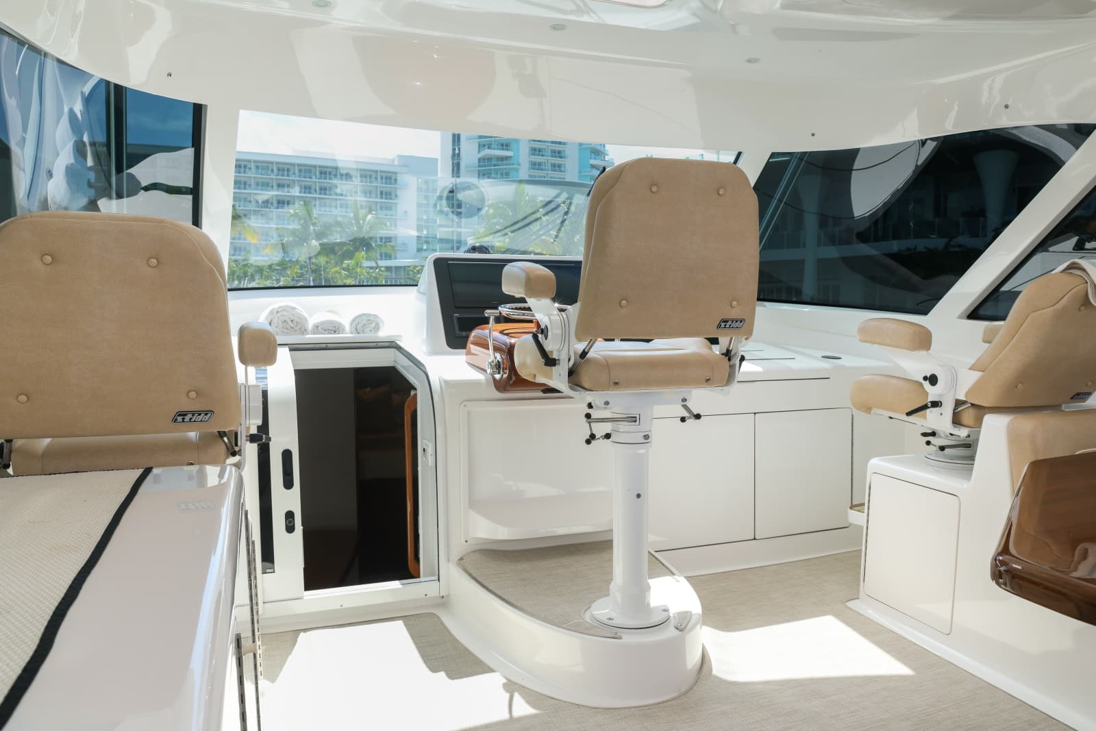 2020 Viking 44 Sport Coupe - Photo 34