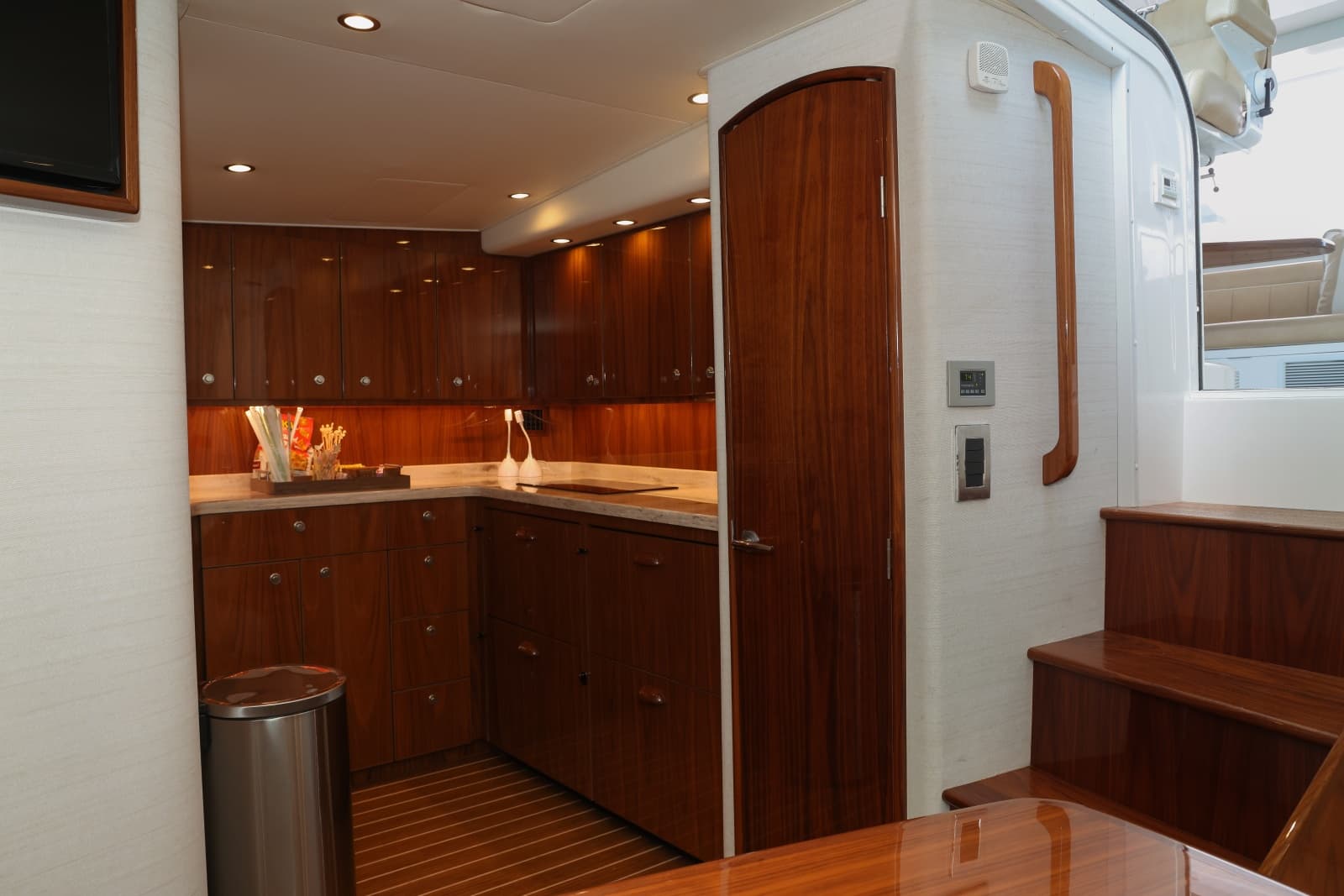2020 Viking 44 Sport Coupe - Photo 36