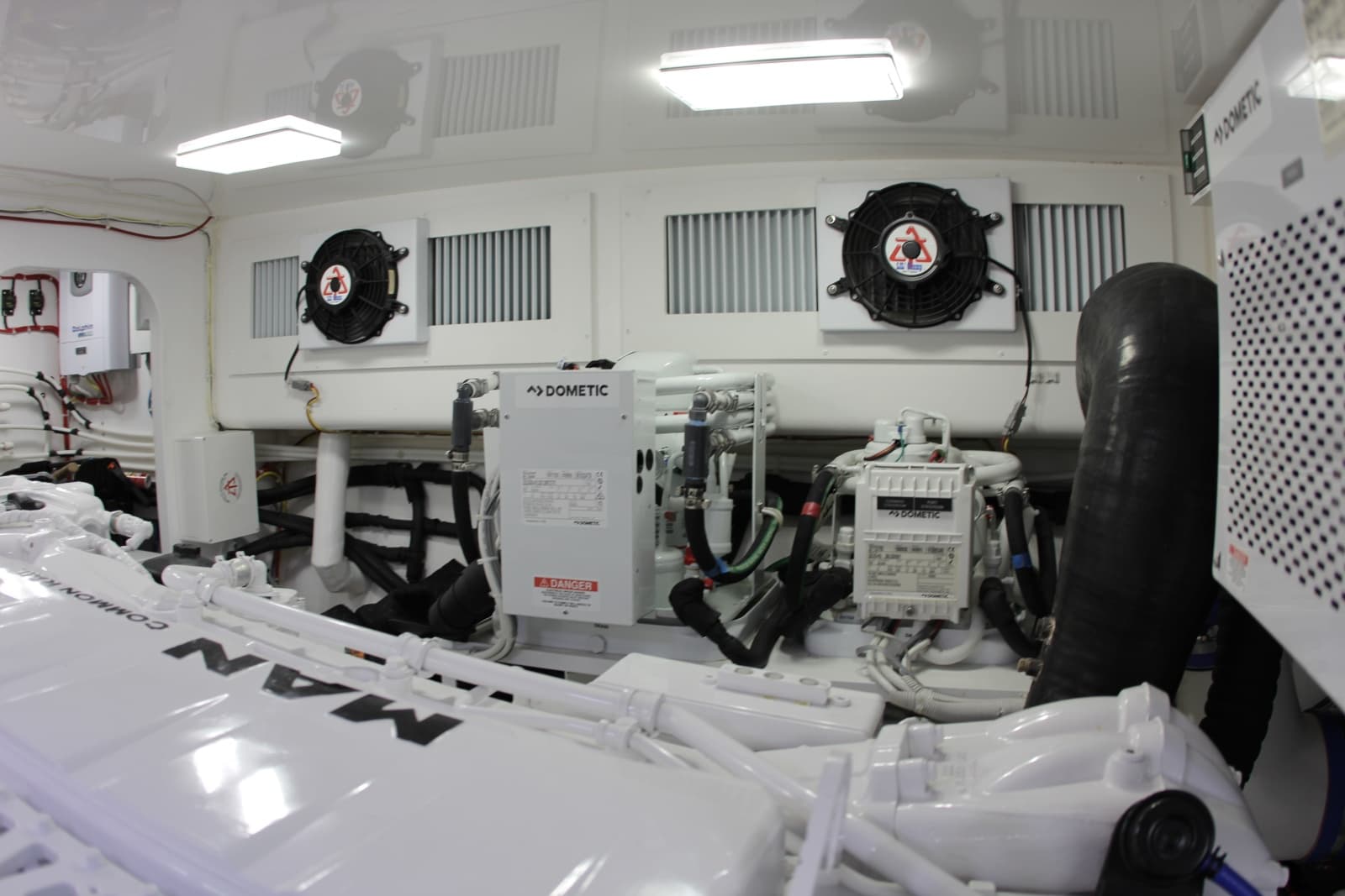 2020 Viking 44 Sport Coupe - Photo 8