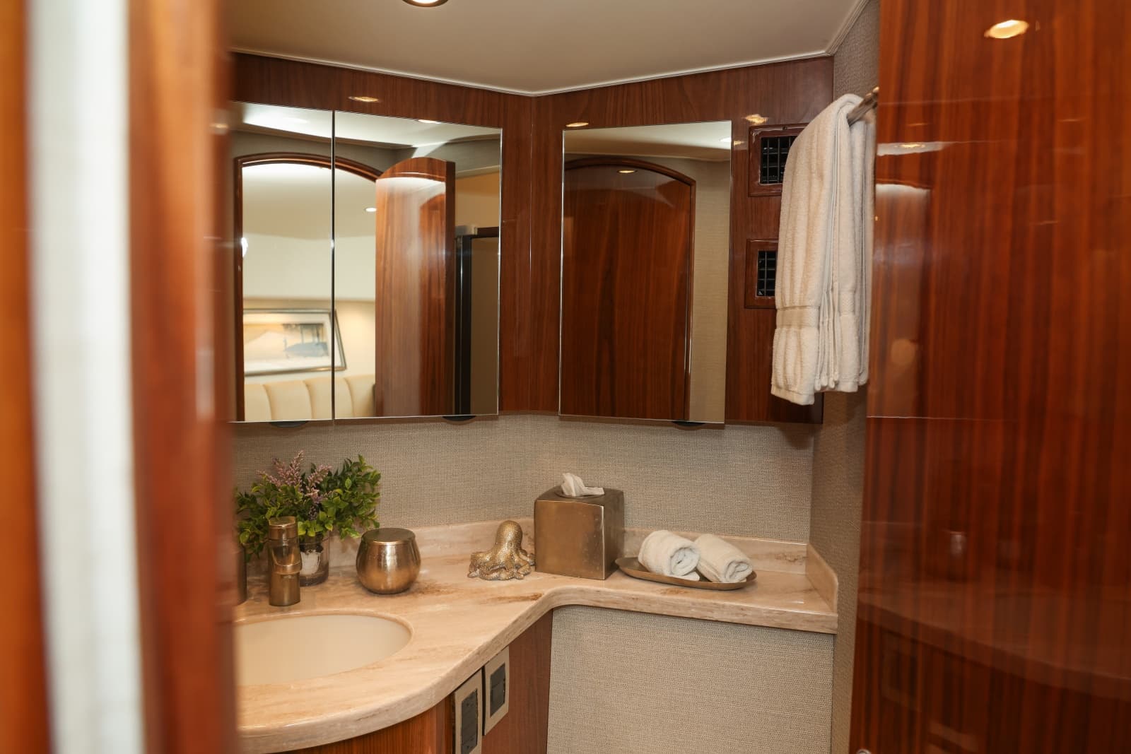 2020 Viking 44 Sport Coupe - Photo 38