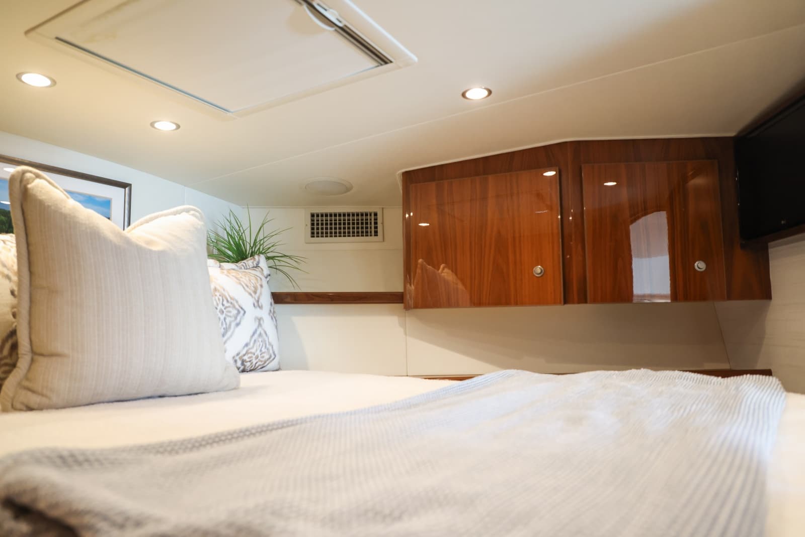 2020 Viking 44 Sport Coupe - Photo 40