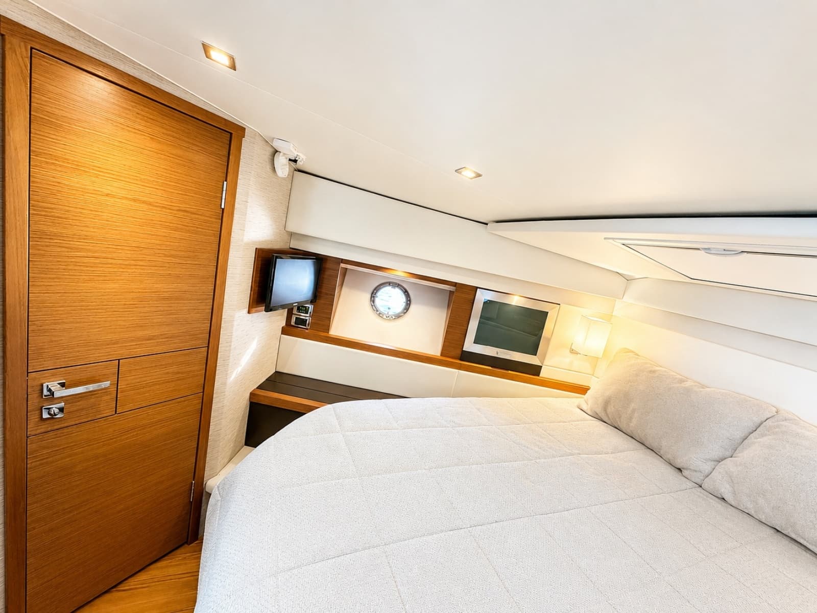 2016 Tiara Yachts 44 Coupe - Photo 51