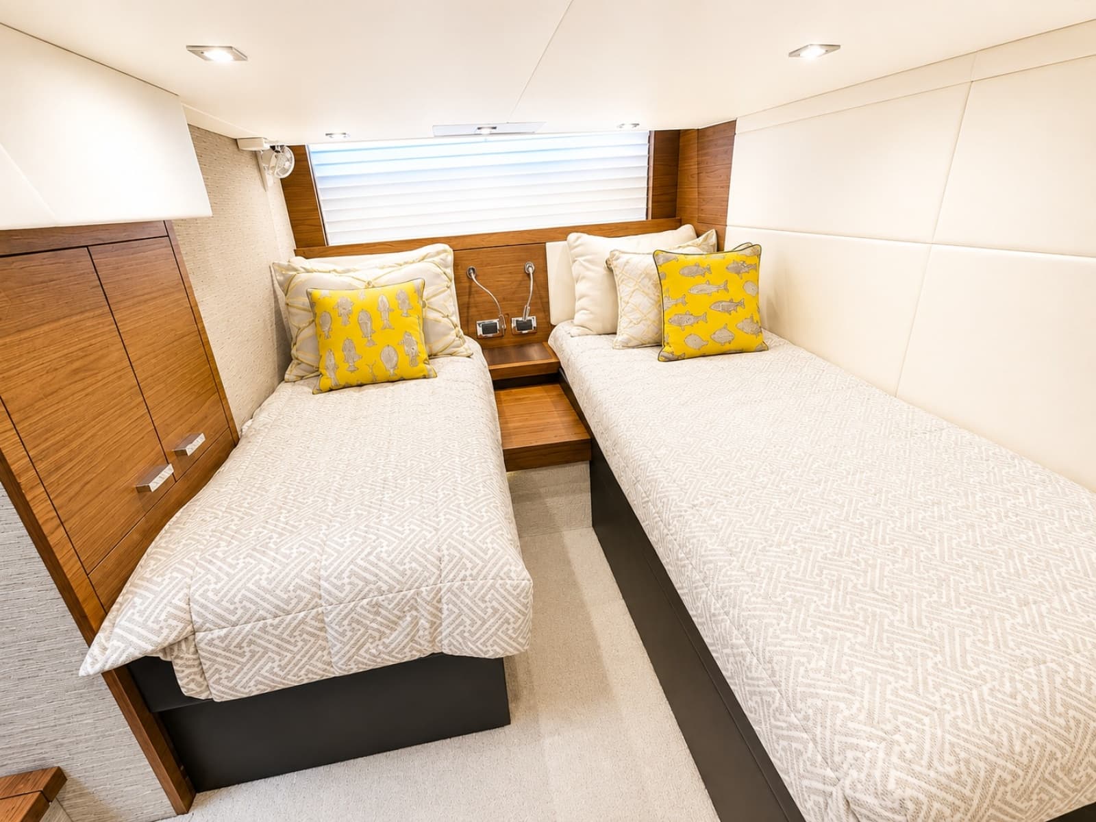 2016 Tiara Yachts 44 Coupe - Photo 55