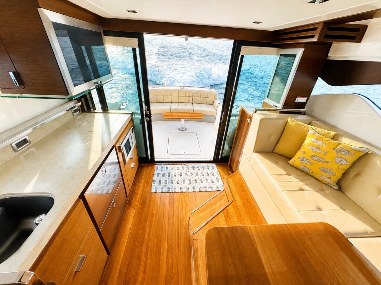 2016 Tiara Yachts 44 Coupe - Photo 3