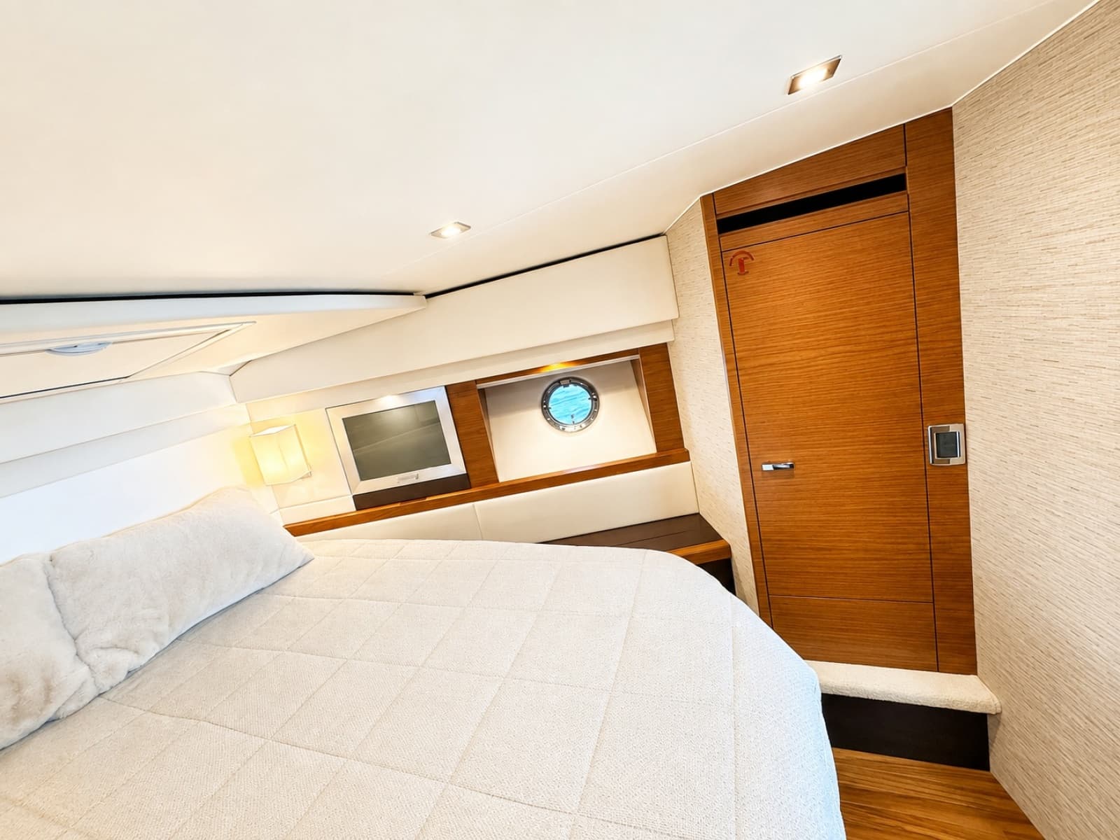 2016 Tiara Yachts 44 Coupe - Photo 52