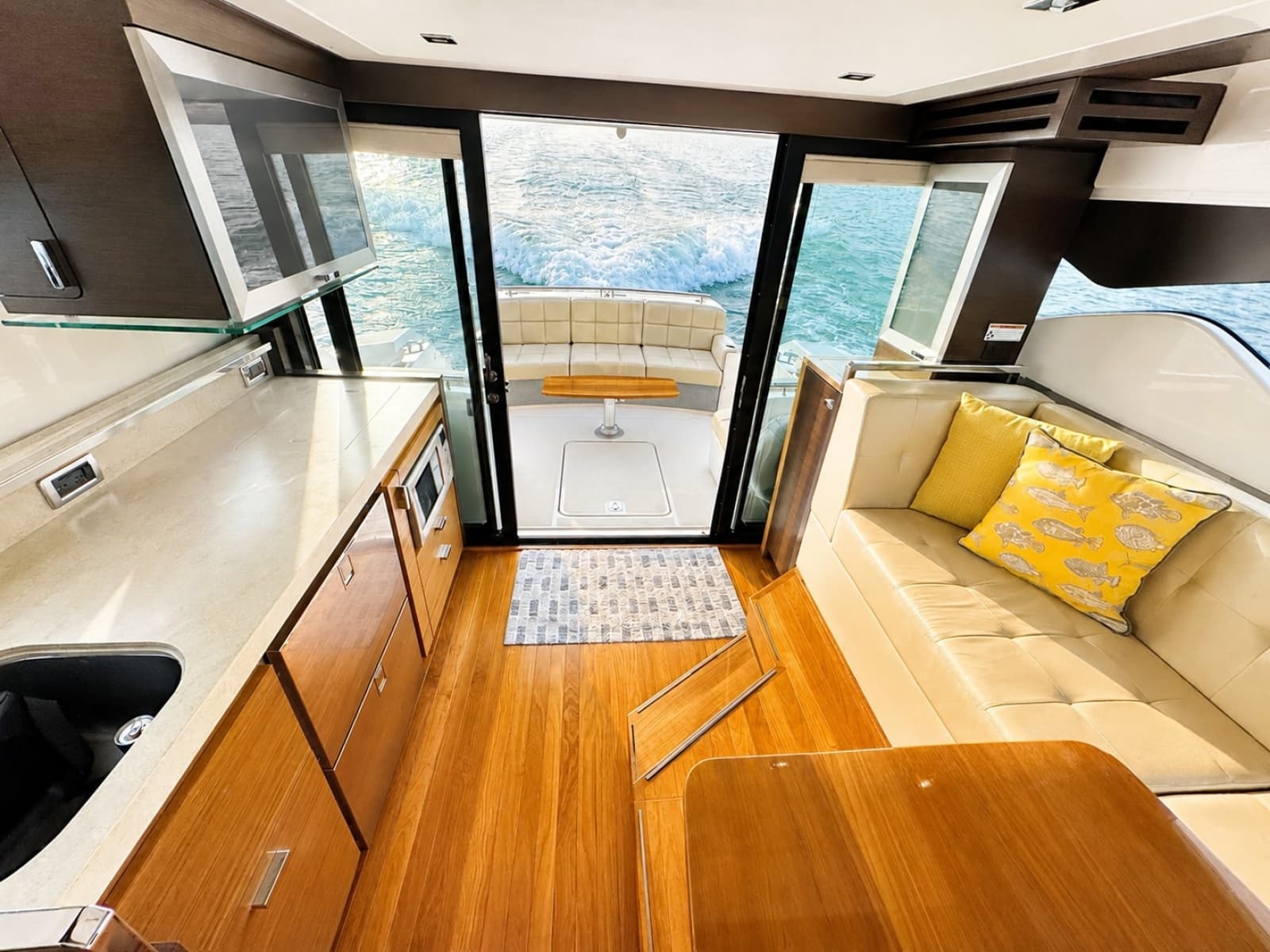 2016 Tiara Yachts 44 Coupe - Photo 22