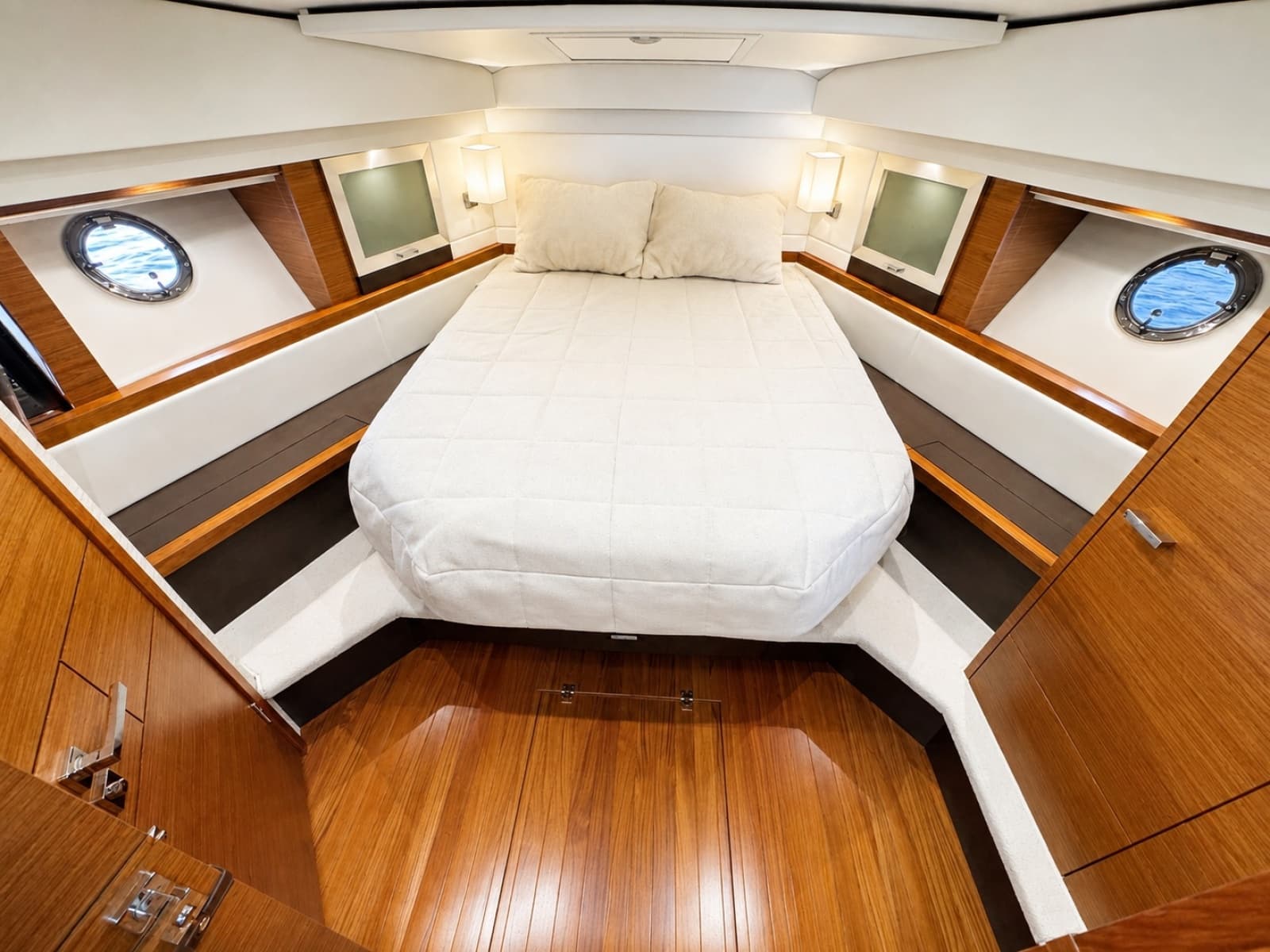 2016 Tiara Yachts 44 Coupe - Photo 49