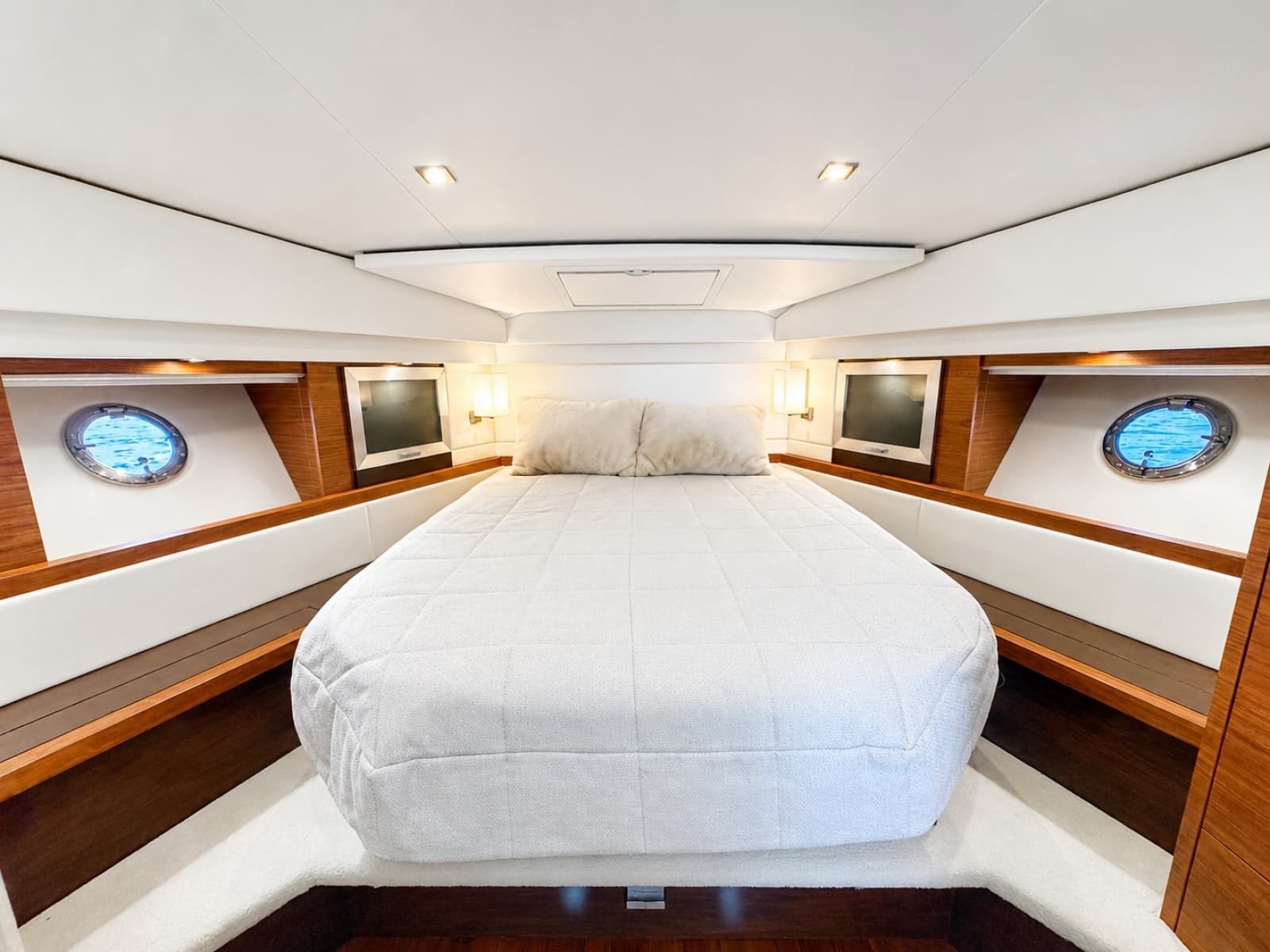 2016 Tiara Yachts 44 Coupe - Photo 50