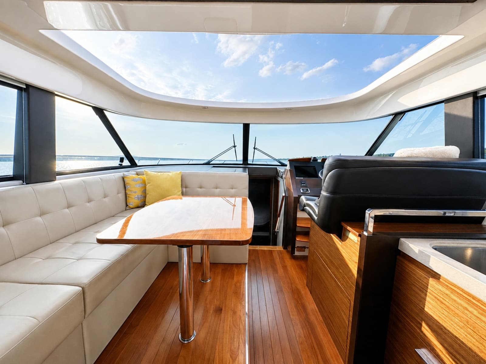 2016 Tiara Yachts 44 Coupe - Photo 30