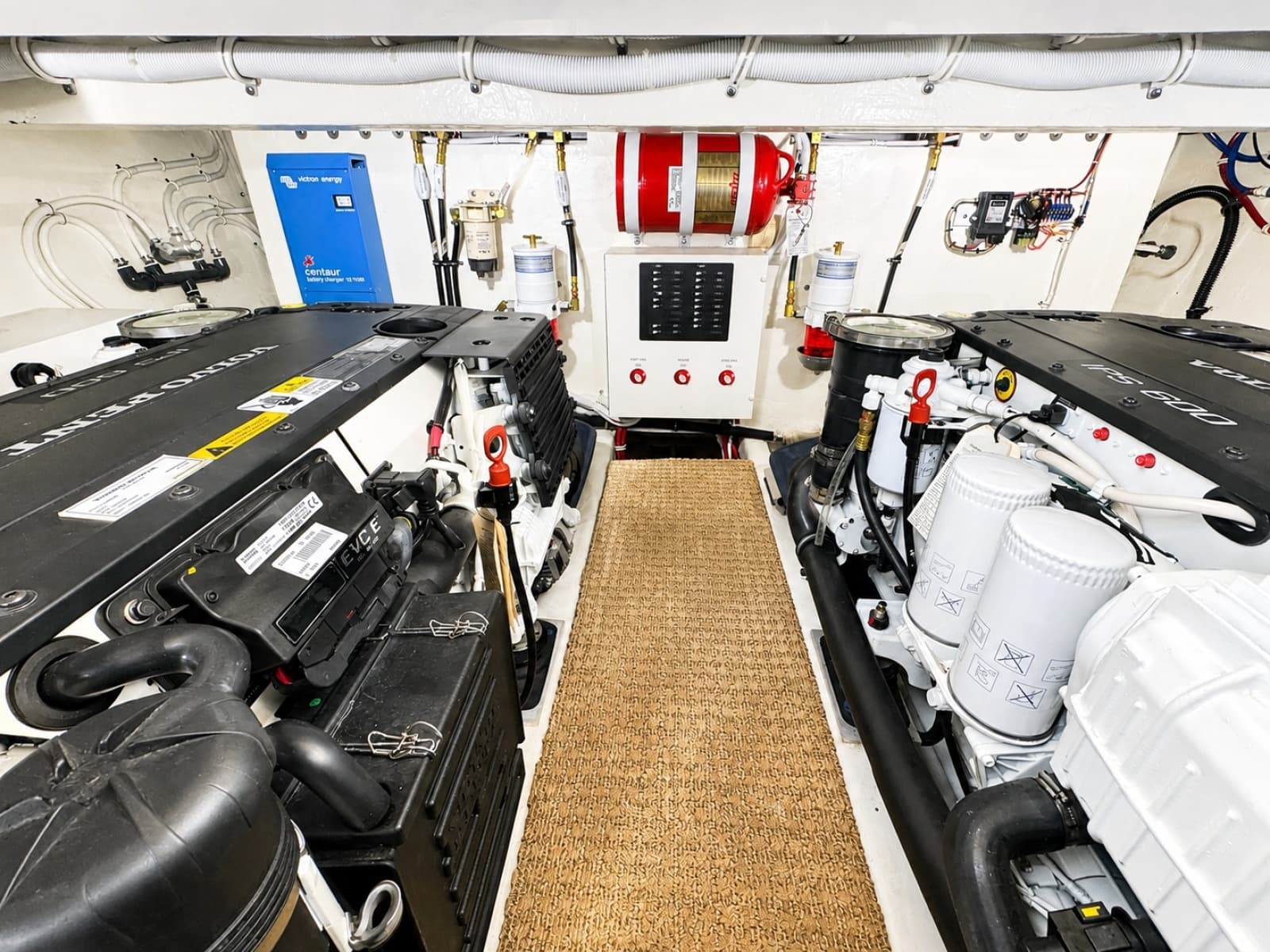 2016 Tiara Yachts 44 Coupe - Photo 63