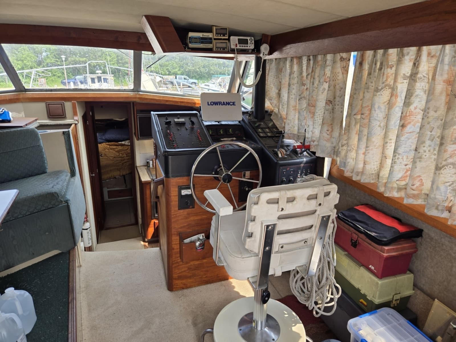 1986 Bayliner 3870 - Photo 13