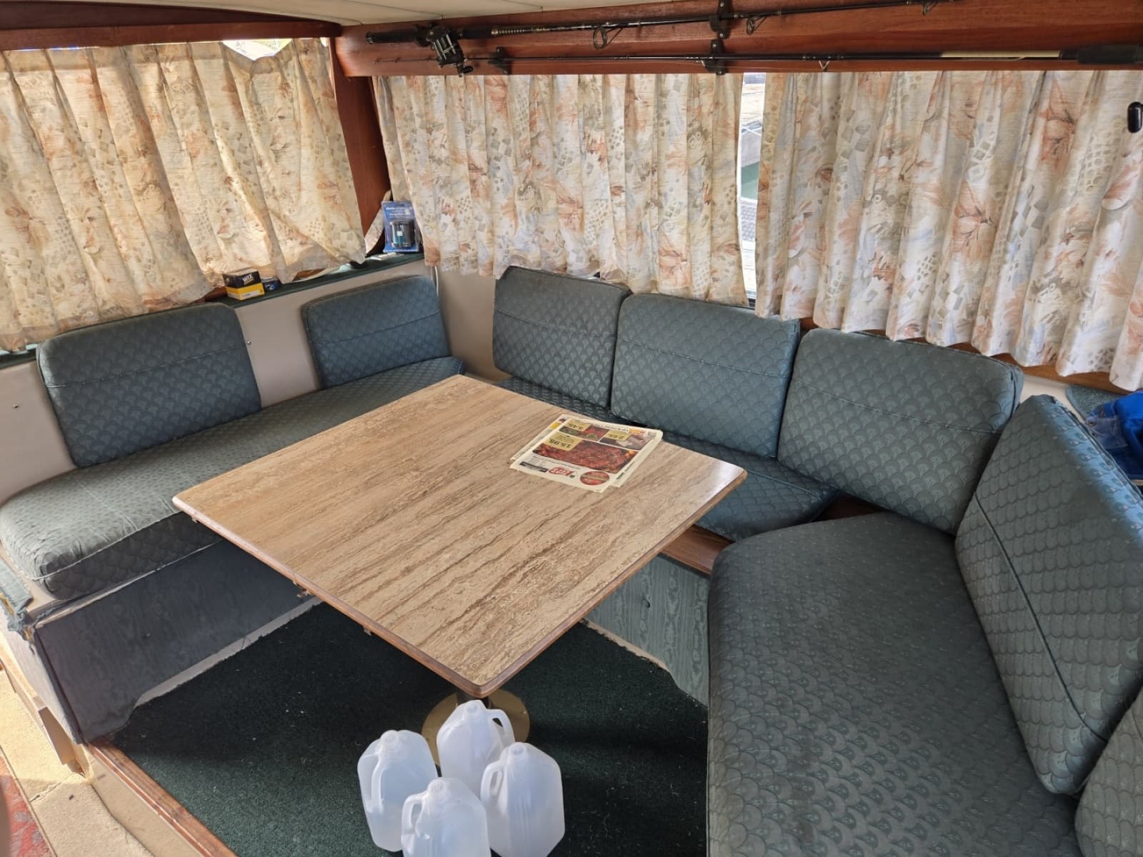 1986 Bayliner 3870 - Photo 17