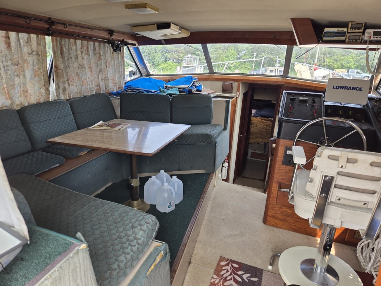 1986 Bayliner 3870 - Photo 12