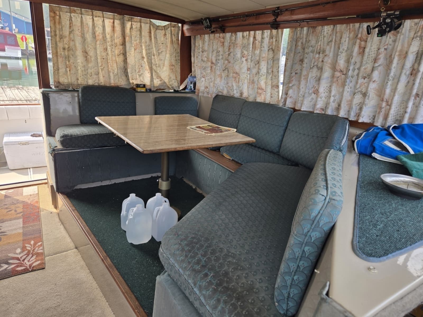 1986 Bayliner 3870 - Photo 16