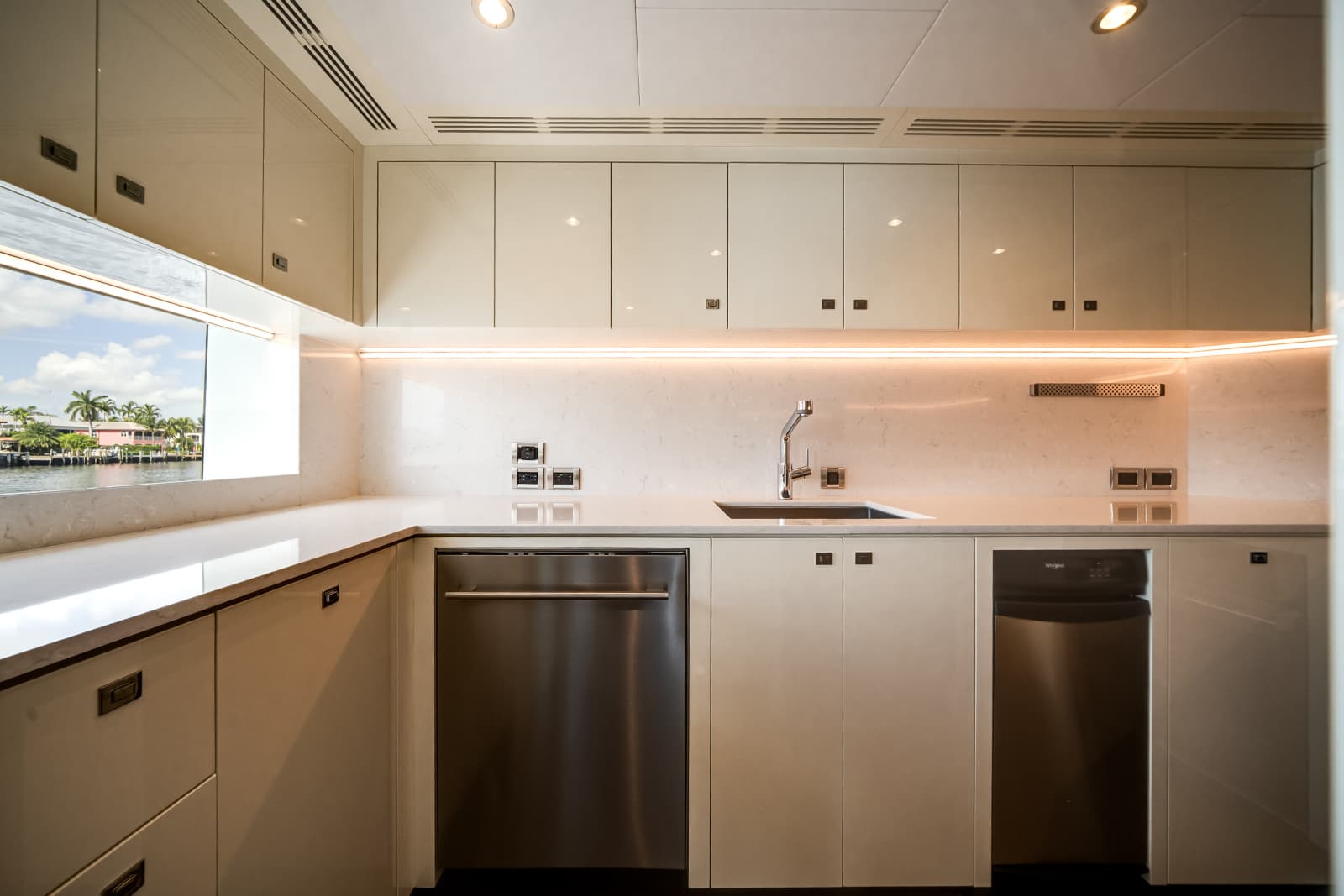 2025 Ocean Alexander 27R - Photo 32