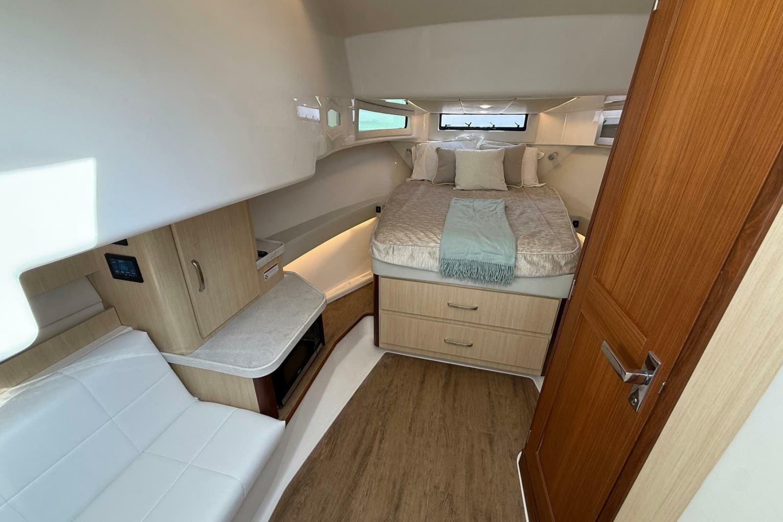 2025 Regal 36 XO - Photo 12