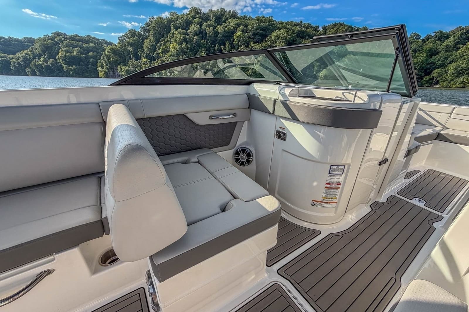 2024 Sea Ray SDX 270 - Photo 26