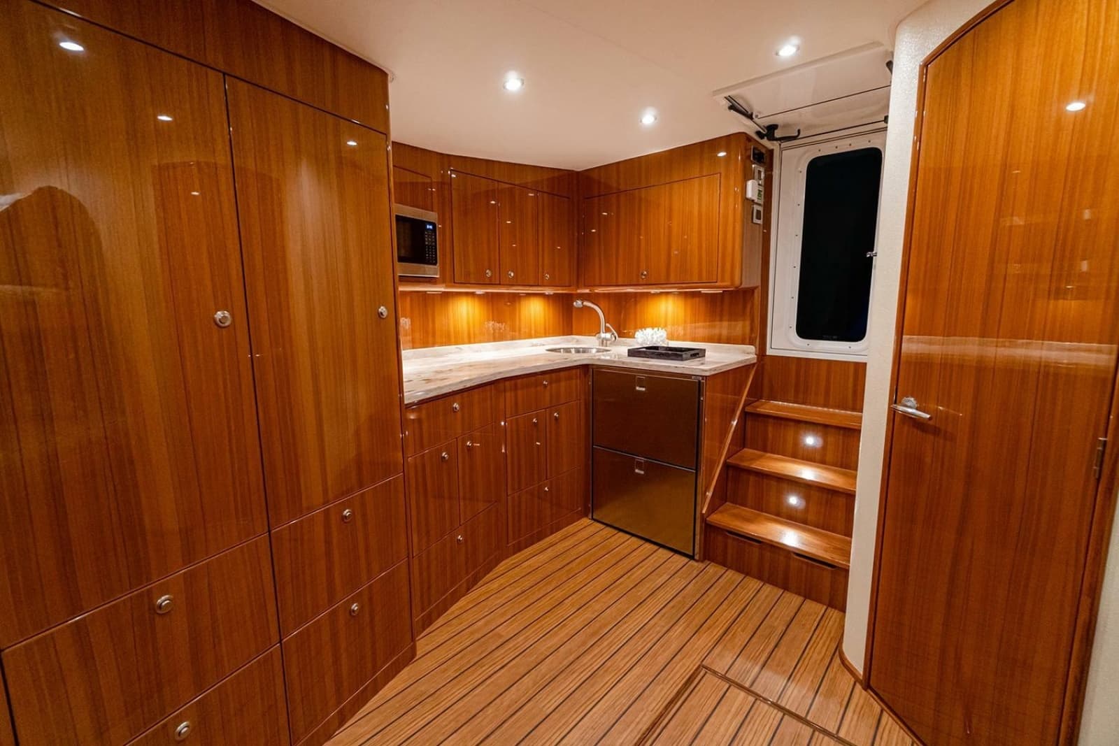2023 Viking 46 Billfish - Photo 8