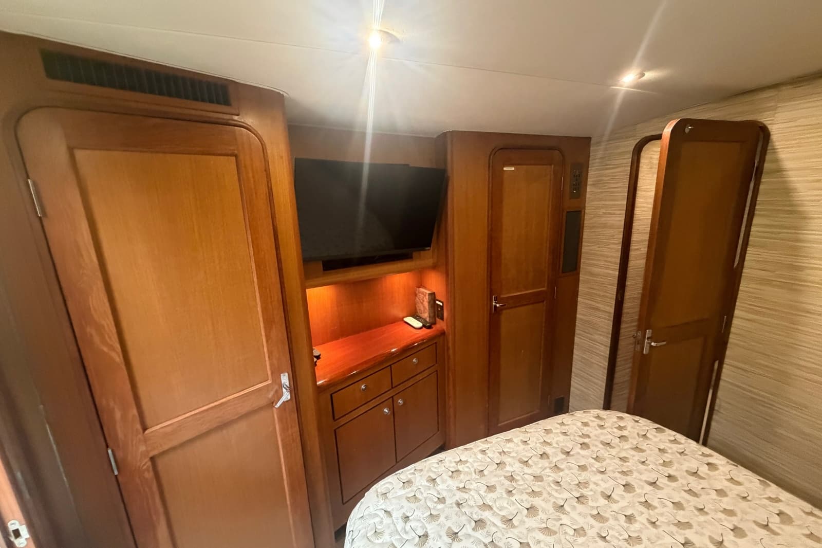 2000 Ocean Yachts 56 Super Sport - Photo 38
