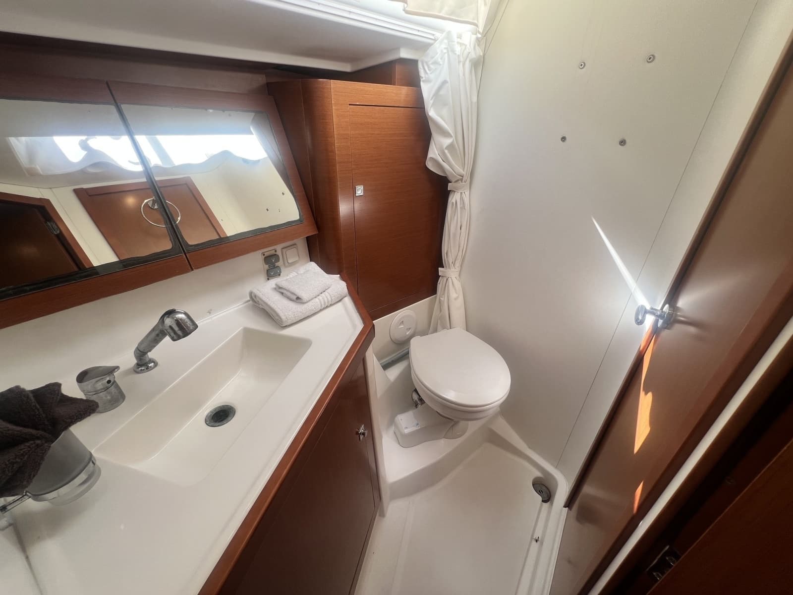 2016 Beneteau Oceanis 45 - Photo 46